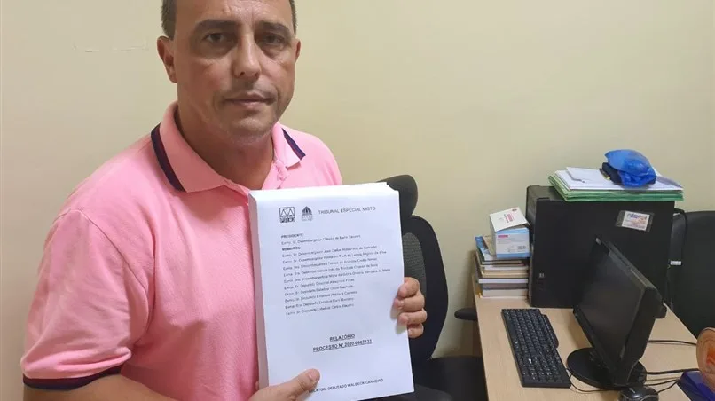 Deputado Waldeck entrega ao tribunal misto relatório do processo de impeachment de Witzel