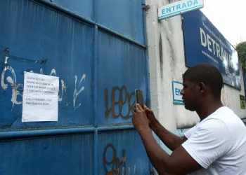 Sem cancelamento do serviço, clientes do Detran encontram posto vazio