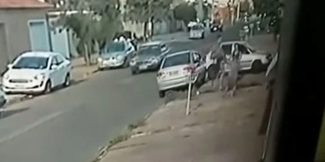 Vídeo: Após discussão de trânsito, homem agride mulher com voadora