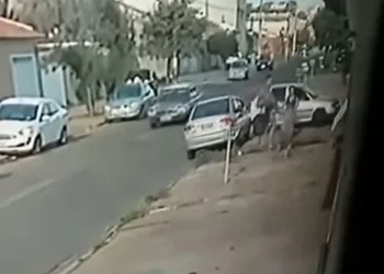 Vídeo: Após discussão de trânsito, homem agride mulher com voadora