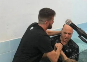 Witzel é batizado em igreja evangélica no RJ