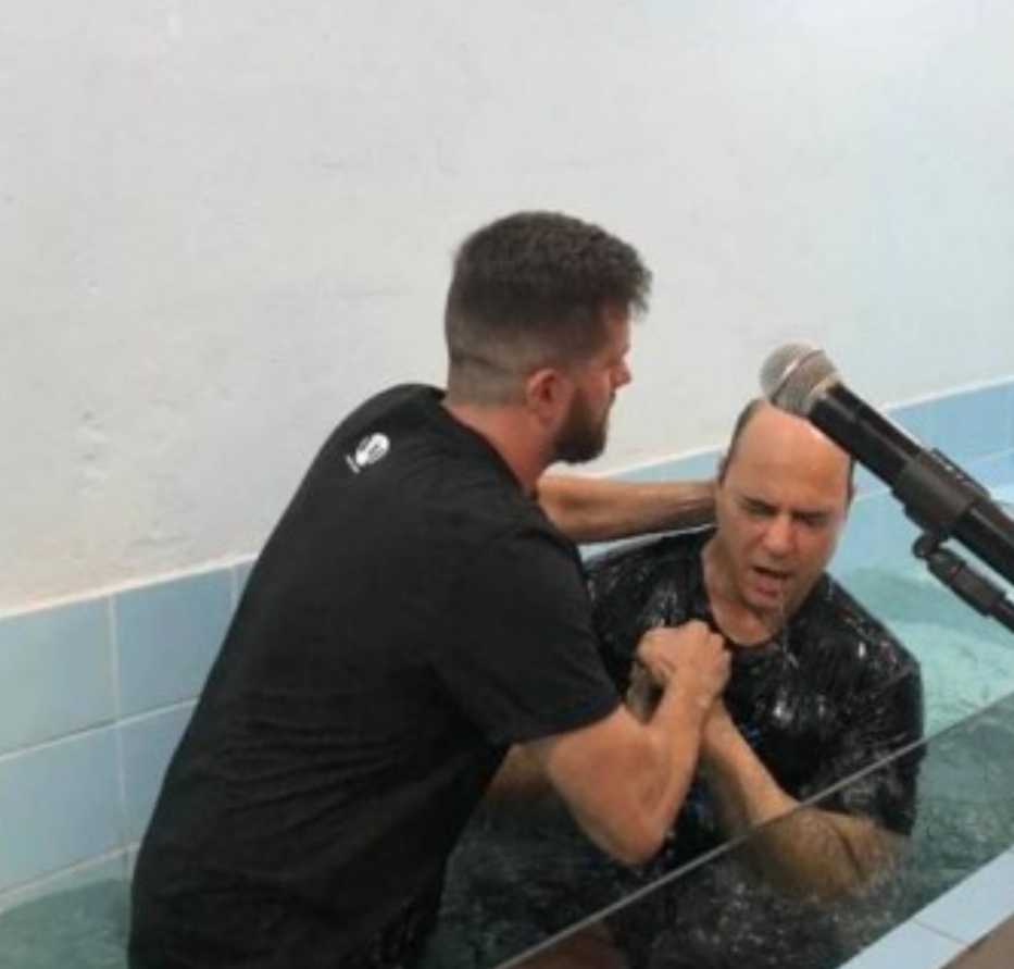 Witzel é batizado em igreja evangélica no RJ