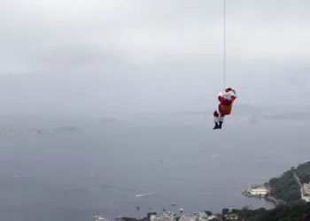 De máscara, Papai Noel chega de rapel ao Rio de Janeiro