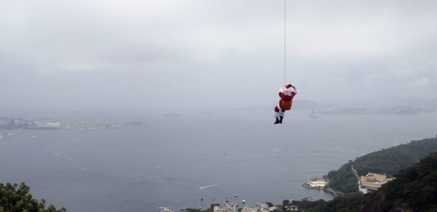 De máscara, Papai Noel chega de rapel ao Rio de Janeiro