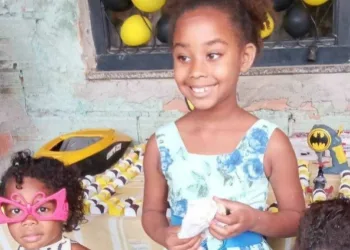 Primas de 4 e 7 anos são mortas na porta de casa em tiroteio