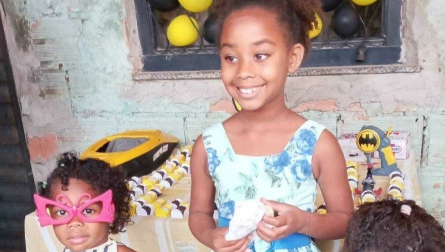 Primas de 4 e 7 anos são mortas na porta de casa em tiroteio