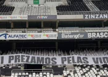 Flamengo solicita retirada de faixa da torcida do Botafogo antes de clássico