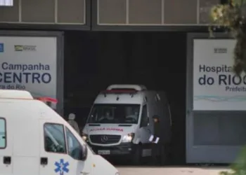PACIENTE MORRE AO CAIR DE TELHADO DO HOSPITAL DE CAMPANHA DO RIO CENTRO TENTANDO DEIXAR UNIDADE