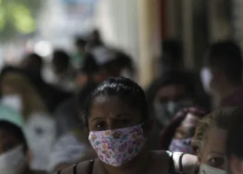 Brasil acumula 181,4 mil mortes e 6,9 milhões de casos de covid-19