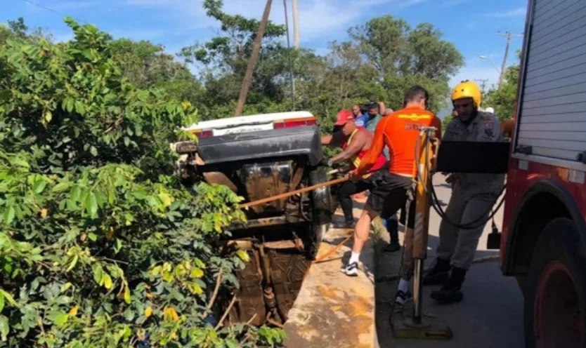 TRAGÉDIA – SEIS CRIANÇAS E UM ADULTO MORREM APÓS ACIDENTE NO RJ