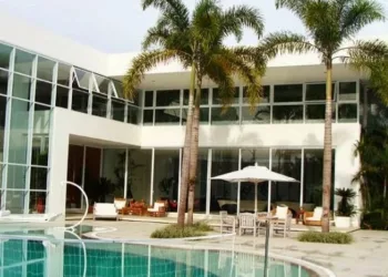Xuxa coloca sua mansão da Barra da Tijuca à venda por R$ 45 milhões