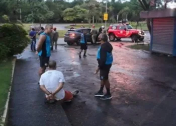 Vídeo mostra juíza ajoelhada sendo assassinada na frente das filhas no RJ