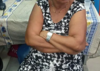 Idosa é presa após tentar assaltar duas mulheres e ferir bebê com navalha na Baixada