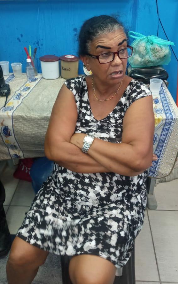 Idosa é presa após tentar assaltar duas mulheres e ferir bebê com navalha na Baixada