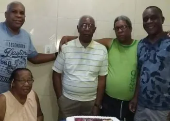 MÃE E TRÊS FILHOS MORREM VÍTIMA DE COVID-19 NO RIO; PAI ESTÁ INTERNADO