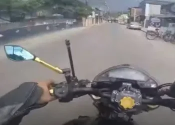 Vídeo: policias militares são flagrados tentando extorquir motociclista