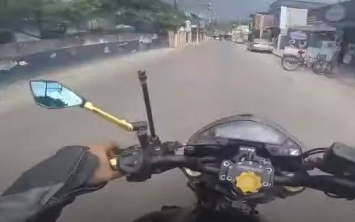 Vídeo: policias militares são flagrados tentando extorquir motociclista