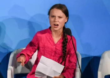 Greta Thunberg completa 18 anos e faz post bem-humorado: ‘finalmente livre!’