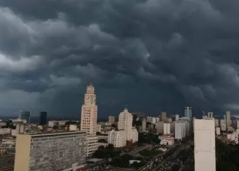 FRENTE FRIA CHEGA AO RIO NESTA SEXTA-FEIRA COM PREVISÃO DE CHUVAS FORTES