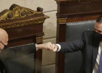 Paes antecipa medidas para combater a pandemia, como abertura de novos leitos e de um Centro de Operações de Emergências no COR