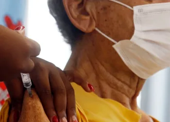 Município do Rio retoma a vacinação contra a Covid-19 em idosos entre 80 e 82 anos