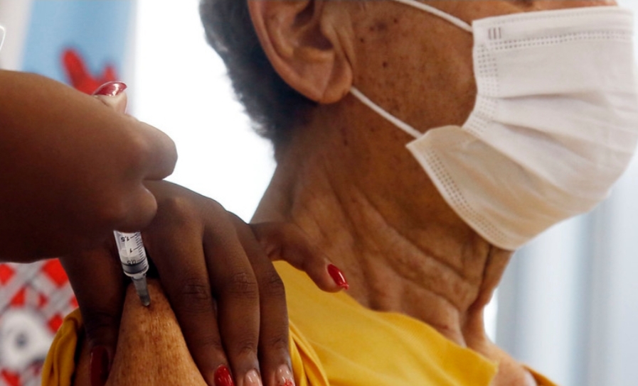 Município do Rio retoma a vacinação contra a Covid-19 em idosos entre 80 e 82 anos