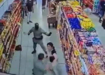Mulher armada se recusa a usar máscara e morde policial em supermercado