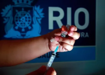 Prefeitura anuncia novo calendário de vacinação de profissionais de saúde
