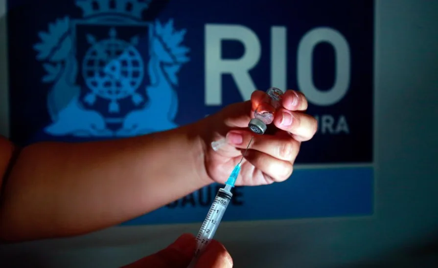 Prefeitura anuncia novo calendário de vacinação de profissionais de saúde