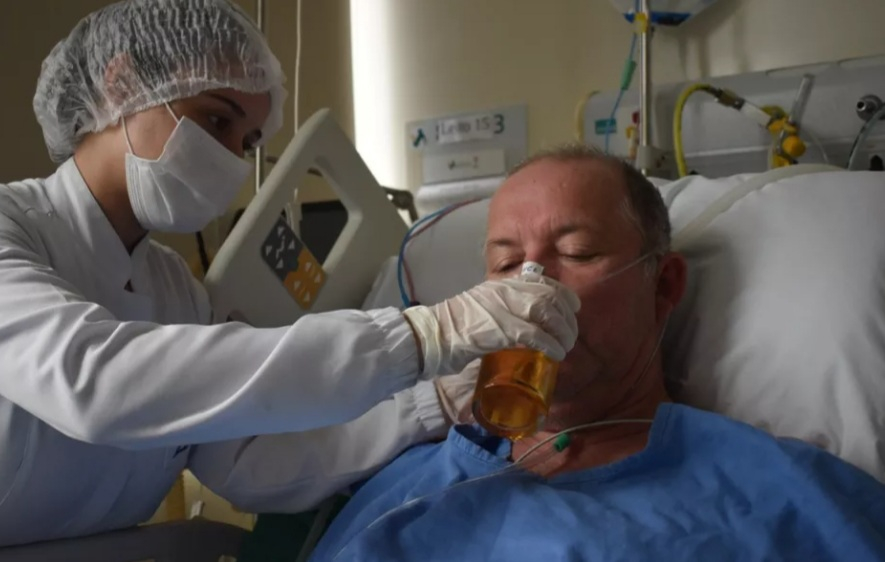 Paciente bebe uma Brahma em hospital após 18 dias internado com Covid