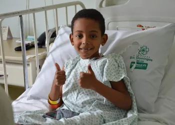 Um mês internado com Covid, menino de 7 anos comemora alta