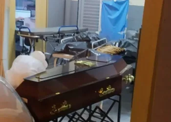 Corpos de pacientes mortos por Covid-19 ficam expostos em UPA