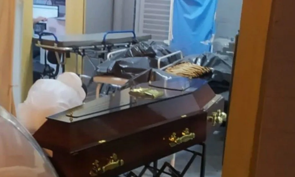 Corpos de pacientes mortos por Covid-19 ficam expostos em UPA