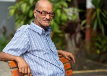 Após 20 anos morando nas ruas, idoso encontra acolhimento em abrigo da Prefeitura