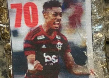 Traficantes usam  foto de Bruno Henrique para estampar embalagem de maconha no RJ