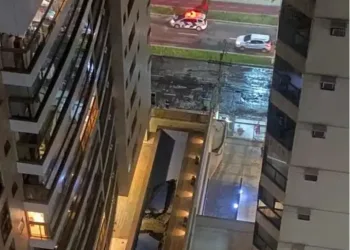 Piscina desaba sobre garagem de edifício ( vídeo)