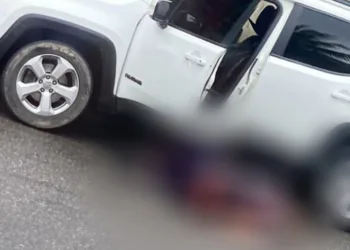 Carro é Alvejado Após Não Obedecer Ordem De Parada Na Estrada Do Mato Alto Em Guaratiba.