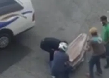 Morreu mas passa bem! Caixão com corpo cai de carro funerário e se abre no meio da rua 