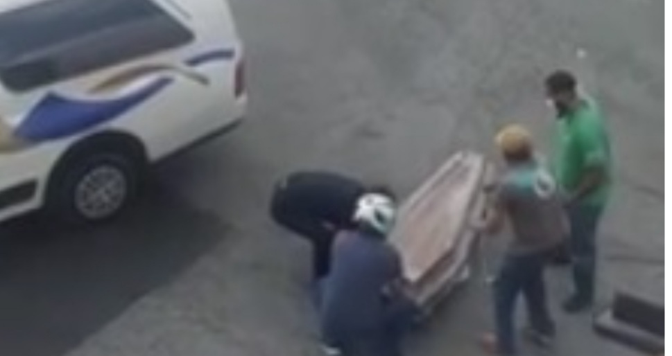 Morreu mas passa bem! Caixão com corpo cai de carro funerário e se abre no meio da rua 