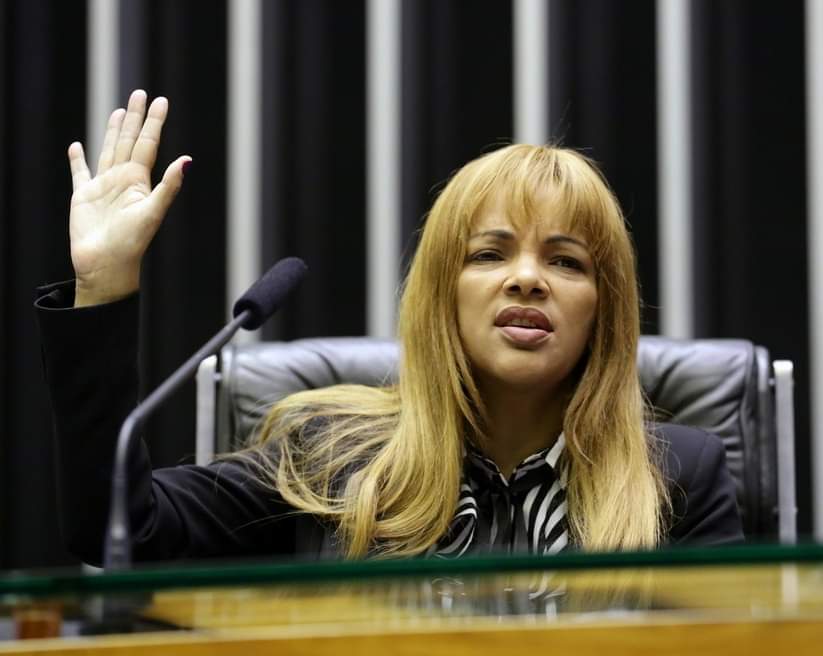 FLORDELIS DIZ QUE QUEM COLOCOU ELA NA POLITICA FOI DEUS E QUE NÃO VAI DESISTIR