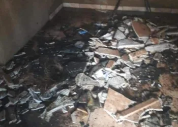 ADOLESCENTE COLOCA FOGO EM CASA APÓS MÃE NÃO DEIXÁ-LO JOGAR EM CELULAR, DIZ POLÍCIA