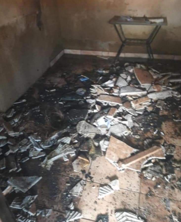 ADOLESCENTE COLOCA FOGO EM CASA APÓS MÃE NÃO DEIXÁ-LO JOGAR EM CELULAR, DIZ POLÍCIA