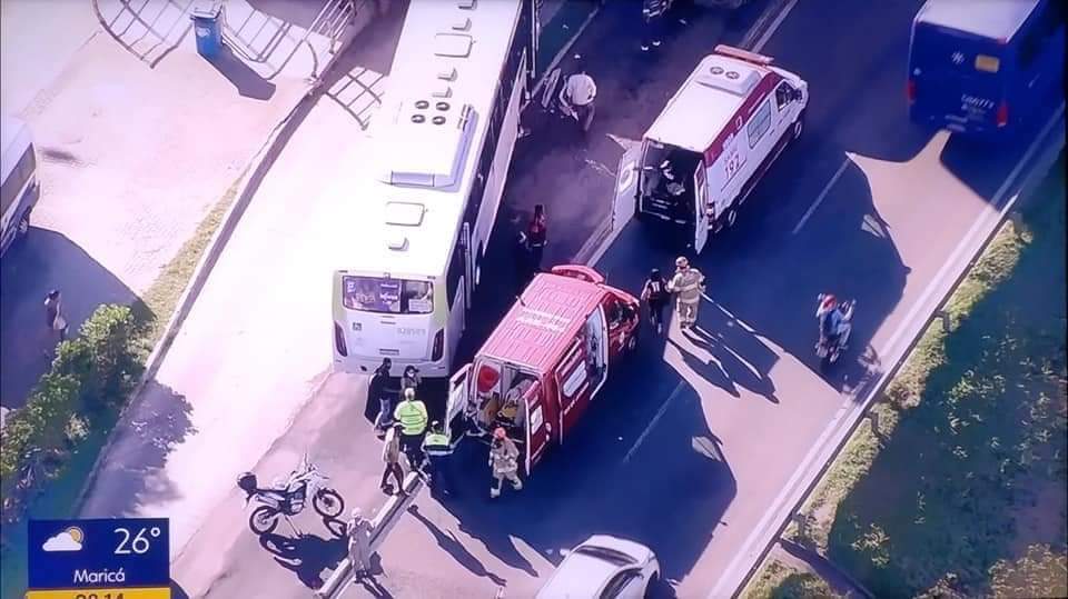 ACIDENTE ENTRE UM BRT E ÔNIBUS DEIXA VARIOS FERIDOS NO RIO