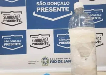 TÉCNICA DE ENFERMAGEM É PRESA COM RESTOS DE VACINA CONTRA A COVID