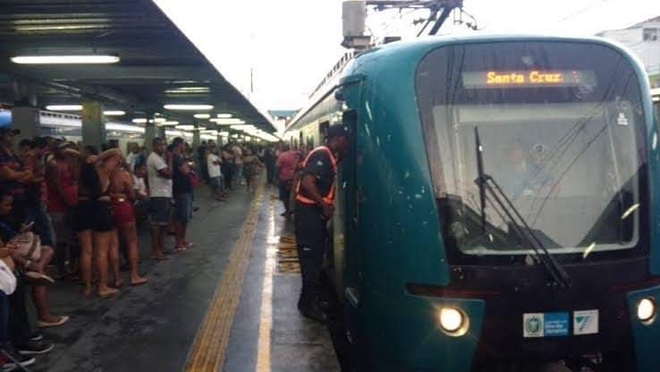 PASSAGEIROS PEDEM A VOLTA DOS TRENS EXPRESSOS NO RAMAL SANTA CRUZ