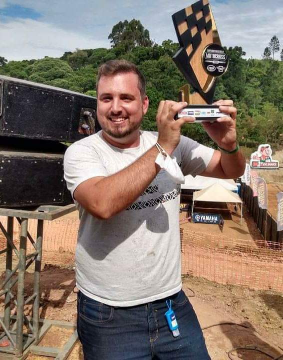 HOMEM MORRE AO TENTAR ACENDER CHURRASQUEIRA E CAUSAR GRANDE EXPLOSÃO