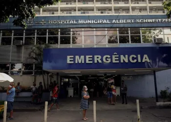 PACIENTES INTERNADOS NO HOSPITAL ALBERT SCHWEITZER SÃO INTUBADOS ACORDADOS E AMARRADOS POR FALTA DE SEDATIVOS