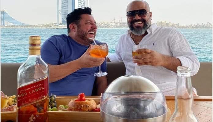 BRUNO, DA DUPLA COM MARRONE, TIRA FOTO COM 171 QUE DEU VOLTA EM GERAL AQUI NO BRASIL.