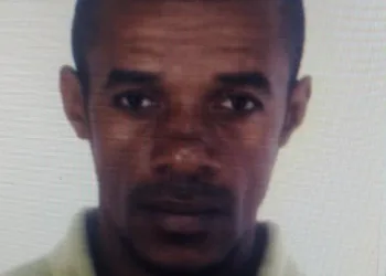 HOMEM É EXECUTADO EM OFICINA NO RJ( IMAGENS FORTES)