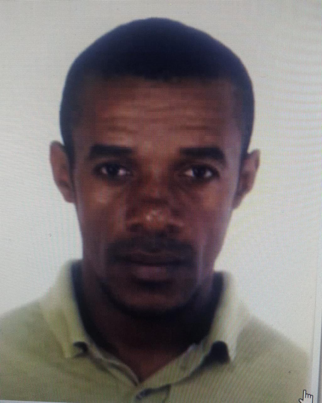 HOMEM É EXECUTADO EM OFICINA NO RJ( IMAGENS FORTES)